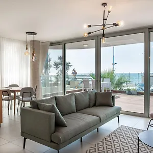 Beachfront Deck - 20 Meters From The דירה חיפה
